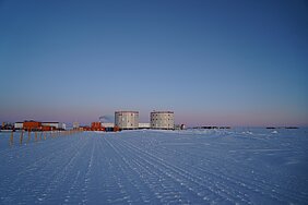 Winteridylle in der Antarktis - im Hintergrund die Concordia-Station