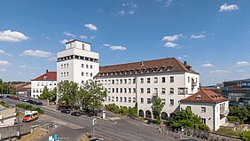 In einer Telefonsprechstunde von Awareness Deutschland beantworten PD Dr. Inga Bekes und Prof. Dr. Achim Wöckel von der Frauenklinik des UKW persönliche Fragen rund um Brustkrebs. Foto: UKW / Kathrin Heyer