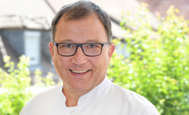 Portraitfoto von Dr. med. Dr. med. dent. Hartmut Böhm