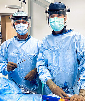 Im Herzkatheterlabor der Medizinischen Klinik und Poliklinik I des Uniklinikums Würzburg: Prof. Dr. Thomas Fischer (links) und Dr. Moritz Huttelmaier bei der Durchführung einer PFA-Prozedur.  Foto: Thomas Fischer / UKW