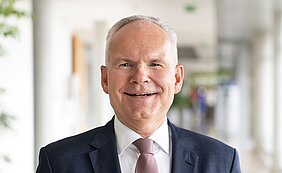 Prof. Dr. Ralf-Ingo Ernestus wurde 2009 Direktor der Neurochirurgischen Klinik und Poliklinik am Universitätsklinikum Würzburg (UKW). Von 2016 bis 2025 war er zudem als Stellvertretender Ärztlicher Direktor Vorstandsmitglied der Uniklinik. Foto: UKW / Anna Wenzl