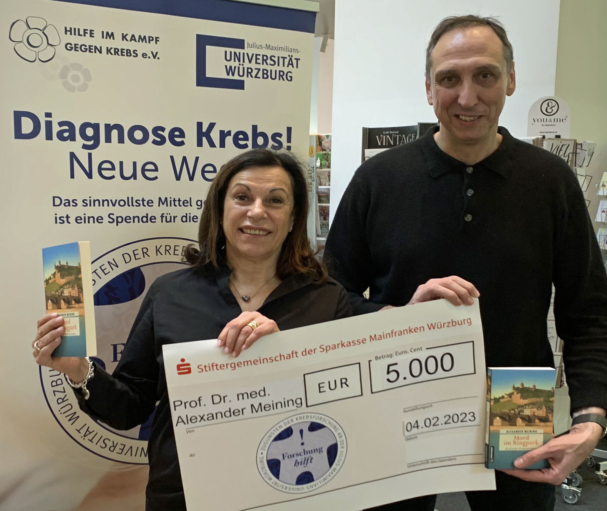 Prof. Dr. Alexander Meining überreichte einen Spendenscheck über 5.000 Euro an Gabriele Nelkenstock, die Vorsitzende des Stiftungsrats der Stiftung „Forschung hilft“.
