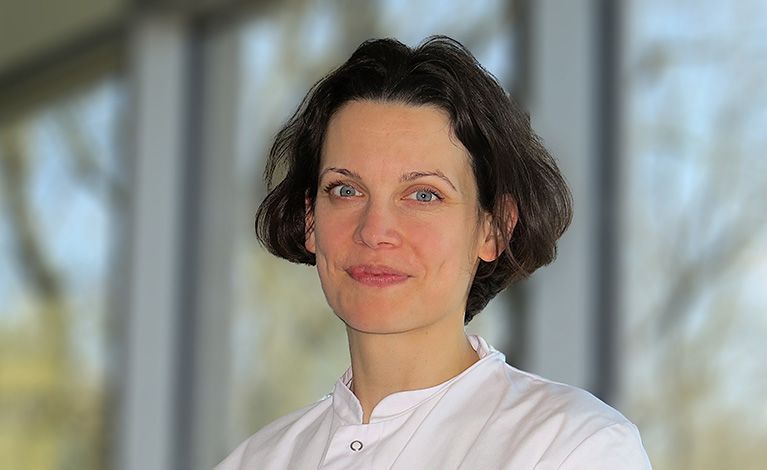 Portraitbild von Dr. med. Ann-Kristin Reinhold / Fotograf: Stefan Krummer / Universitätsklinikum Würzburg