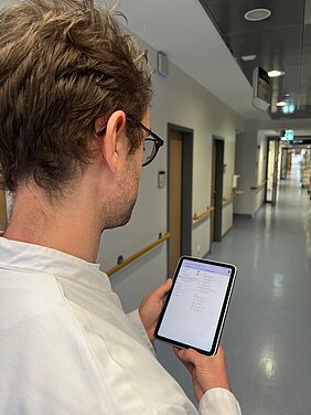 Bildzeile: Alles auf einen Blick: Die am UKW entwickelte App bietet eine jederzeit verfügbare, mobile Sicht auf klinische Informationen aus dem SAP-basierten Krankenhausinformationssystem i.s.h.med und erlaubt die direkte digitale Dokumentation. Foto: UKW / S. Dreising