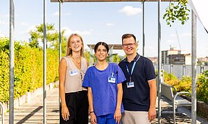 Ausbildung am UKW. Foto: Salih Usta Symbolbild: Drei Azubis auf der Terrasse der Zentren für Innere und Operative Medizin