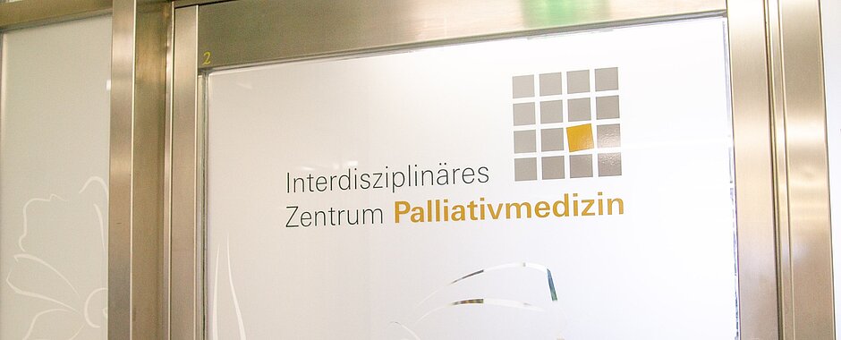 Tür des Zentrums für Palliativmedizin mit Aufschrift und Logo