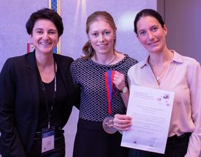 Foto zeigt Prof. Dr. Nurcan Üçeyler von der Neurologischen Klinik des Uniklinikums Würzburg freut sich mit ihren preisgekrönten Teamkolleginnen Dr. Luisa Kreß und Dr. Franziska Karl-Schöller
