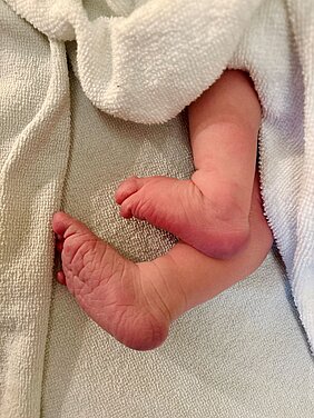 Das „Neujahrsbaby“ Sama ist sich ihres besonderen Geburtsdatums noch nicht bewusst.  © M. Fastner / UKW