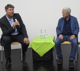 Prof. Dr. Jens Volkmann (links) und Frank Elstner bei der Buchpräsentation von „Dann zitter ich halt“ im November 2021 am Uniklinikum Würzburg.