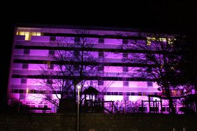 Weltfrühgeborenentag an der Uniklinik Würzburg: Violett beleuchtetes Gebäude