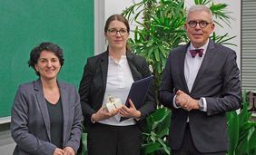 Foto von Dr. Stefanie Schwinn, hier mit Professorin Nurcan Üçeyler und Dekan Matthias Frosch