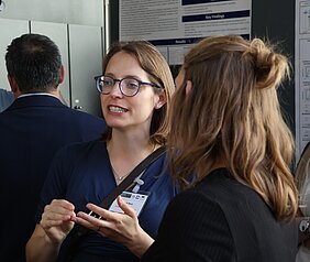 Sarah Beck im Gespräch bei einer Postersession im RVZ
