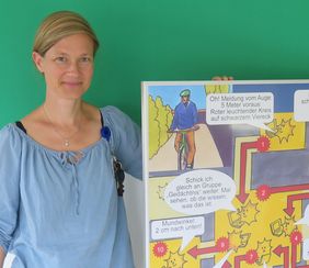 Prof. Dr. Juliane Spiegler von der Würzburger Universitäts-Kinderklinik präsentiert kindgerechtes Infomaterial aus der Epilepsie-Schulung Flip & Flap.