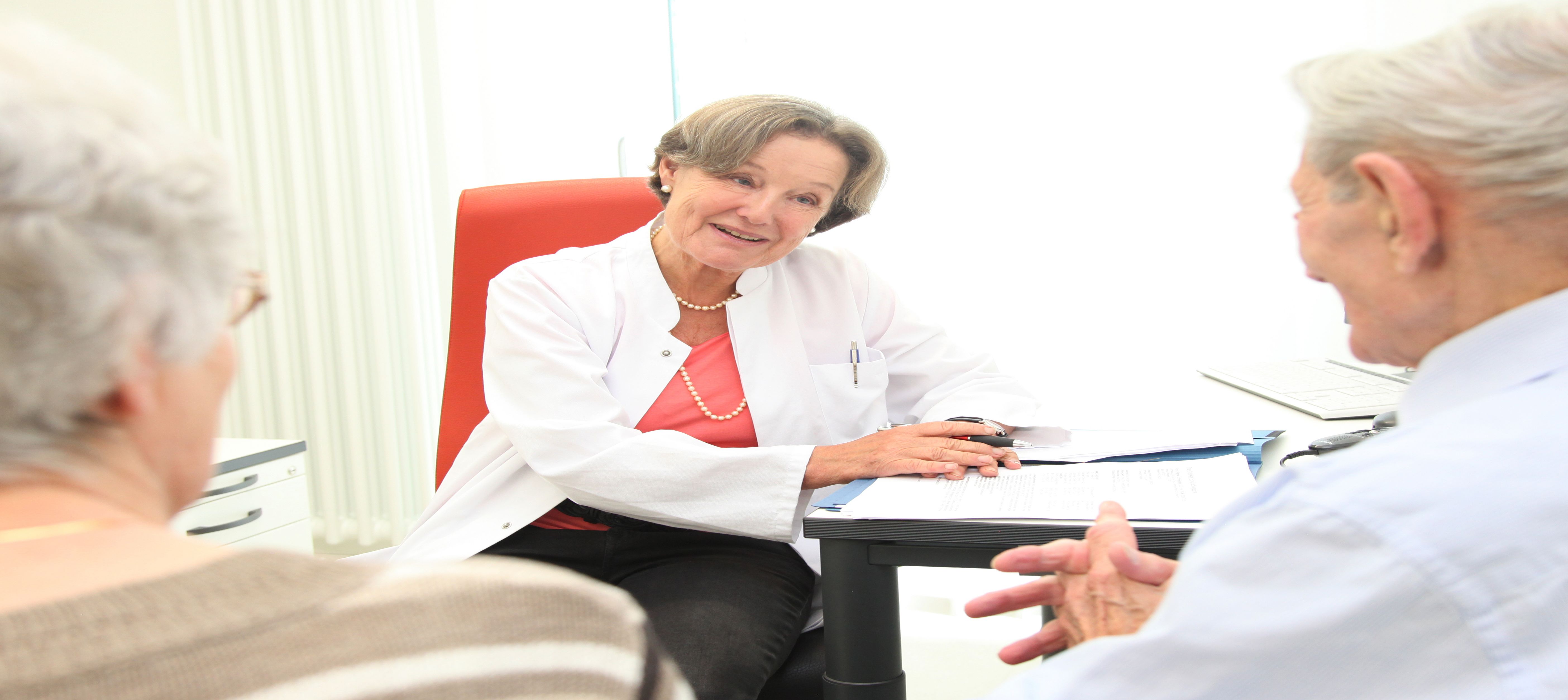 Christiane Angermann im Gespräch mit Patienten im DZHI