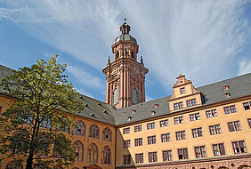 Neubaukirche Eingang im Innenhof der Alten Universität