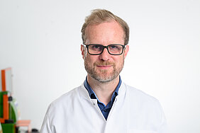 Das Unternehmen T-CURX ist eine Ausgründung der Universitätsmedizin Würzburg und wurde von Prof. Dr. Michael Hudecek (Foto), Lehrstuhlinhaber für Zelluläre Immuntherapie, am Universitätsklinikum Würzburg (UKW) und an der Julius-Maximilians-Universität Würzburg, gegründet. Foto: UKW / Daniel Peter