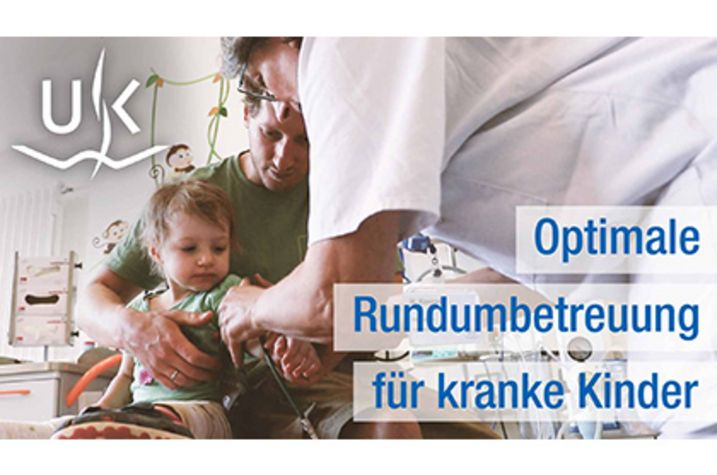 Bild mit Kind, das in der Klinik versorgt wird. Aufschrift: Optimale Rundumbetreuung für kranke Kinder