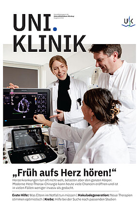 Titelbild Uniklinik Ausgabe 01_2026. Zwei Ärztinnen und ein Arzt schauen auf einem Ultraschallbildschirm.