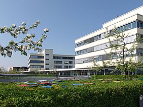Gebäude ZIM und ZOM mit Grünfläche und Terrassen 