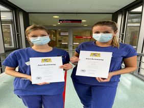 Louisa Betz (links) und Stefanie Albert, zwei der 18 Auszubildenden des Universitätsklinikum Würzburg, die eine Auszeichnung für ihren hervorragenden Berufsabschluss erhalten haben. 