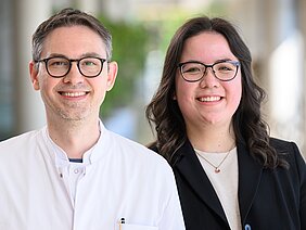 Collage der Porträts von Alexander Hann im weißen Kittel und Jana Theile im dunklen Blazer. 