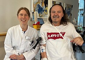 Björn Gerer (r.) und Herzspezialistin Prof. Dr. Gloria Färber bei seinem Aufenthalt am UKW in diesem Sommer. Inzwischen geht er regelmäßig zum Rehasport und hofft, im kommenden Jahr wieder in seinen Beruf zurückzukehren. Foto: UKW / Stefan Dreising