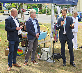 Gruppenbild Thomas Eberth (Landrat des Landkreis Würzburg), Prof. Dr. Matthias Eyrich (Leiter des Kinderonkologischen Zentrums am Uniklinikum Würzburg) und Prof. Dr. Markus Metzler