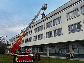 Zwölf Höhenretter Berufsfeuerwehr Würzburg in Nikolauskostümen und mit Geschenkesäcken seilten sich an der UKW-Kinderklinik und an der Kinderchirurgie ab. Auch über die Drehleiter wurden Geschenke an die kleinen Patientinnen und Patienten des UKW verteilt. Die Aktion fand bereits zum vierten Mal statt. Fotos: UKW / Kim Sammet