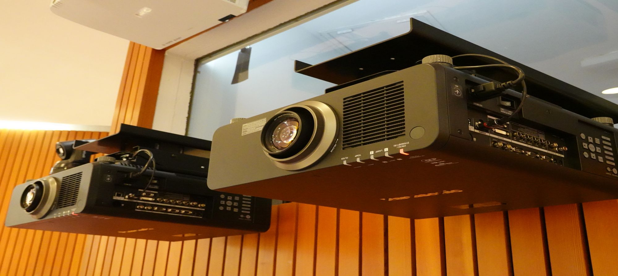 Zwei neue Projektoren ermöglichen eine Live-Video-Darstellung in 3D und mit 4K.