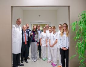 Gruppenfoto Beteiligte der Ambulanz-Eröffnung
