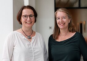Bild von Prof. Dr. Ildikó Gágyor (links) und Prof. Dr. Anne Simmenroth