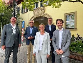 Pflegedirektor Marcus Huppertz, Medizin-Dekan Prof. Dr. Matthias Frosch, Staatssekretärin Sabine Dittmar, Prof. Dr. Jens Maschmann (Ärztlicher Direktor) und Philip Rieger (Kaufmännischer Direktor). Foto: UKW/Dreising