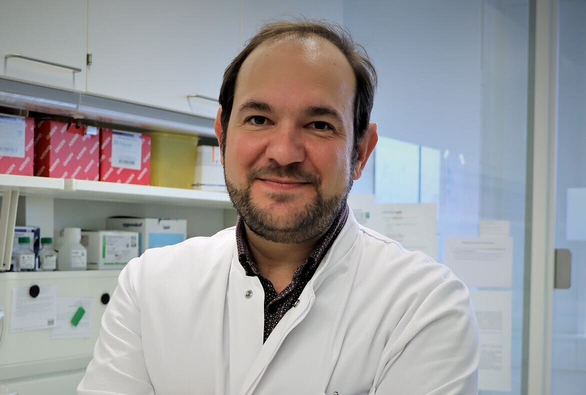 Porträt von Gustavo Ramos im Labor