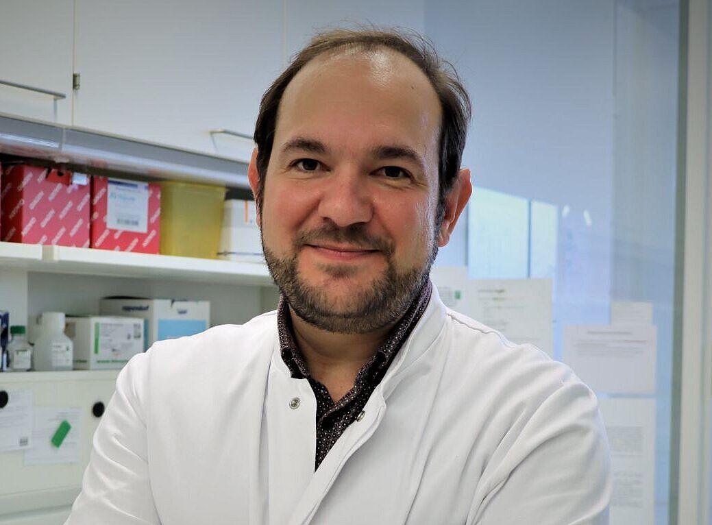 Porträt von Gustavo Ramos im Labor