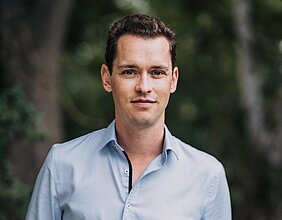 Porträt des Neurologen im Grünen