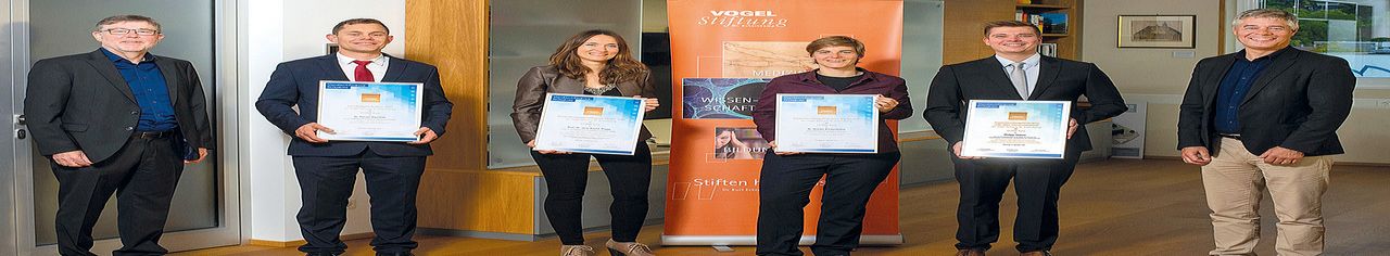 Bild zeigt Werner Brinker von der Vogel Stiftung mit den Preisträgerinnen und Preisträgern
