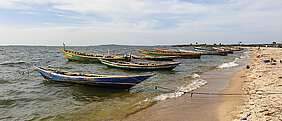 Mehrere Fischerboote am Strand. 