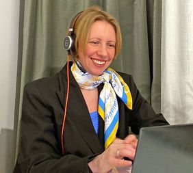 Die Projektkoordinatorin und Dozentin Halyna Rudenko unterrichtet per Video-Konferenz Medizinstudierende in der Ukraine, wie eine Anamnese bei erkrankten Personen erhoben wird.