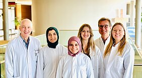 Gruppenbild in weißen Kitteln 