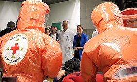 Gemeinsam mit der Berufsfeuerwehr Würzburg und den Katastrophenschutzkräften wurden am UKW auch die Abläufe einer Dekontamination gezeigt. Foto: UKW / Kim Sammet
