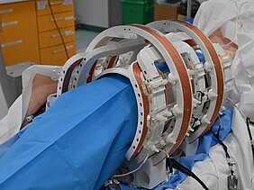 Beinkadaver eines menschlichen Körperspenders liegt unter einer blauen Plane im MPI-Scanner.