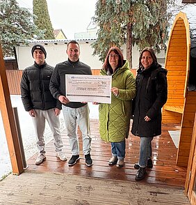 Scheckübergabe der Familie Hess aus Randersacker an Jana Lorenz-Eck, Vorsitzende der Elterninitiative.