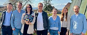 Mitglieder der AG Blum - mittig Robert Blum und Felicitas Schlott mit gebasteltem Doktorhut in der Hand