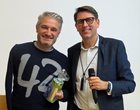 Privatdozent Dr. Tim von Oertzen, der Ärztliche Direktor des UKW (rechts), dankte Gerd Schönfelder für seinen inspirierenden Beitrag zum Tag der Selbsthilfe am Uniklinikum Würzburg. Bild: UKW / Susanne Just 