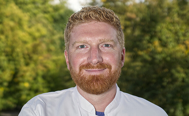 Portraitfoto von Benedikt Schmid