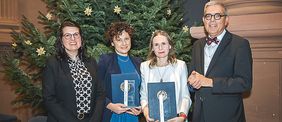 Studiendekanin Sarah König (l.) und Dekan Matthias Frosch mit den Trägerinnen des Lehrpreises der Medizinischen Fakultät, Anna Frey (2.v.l.) und Nicole Wagner. 