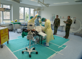 Nach der erfolgreichen Dekontamination des Patienten wurden die weiteren Abläufe der operativen Versorgung am UKW im Rahmen der Übung simuliert. Foto: UKW / Anna Wenzl