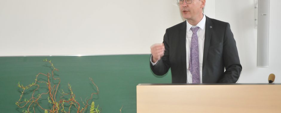 Oberbürgermeister Christian Schuchardt spricht ein Grußwort.