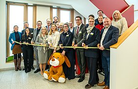 Ein Haus, das Kindern zuhört, sie schützt und ihnen Halt gibt: Mit einer feierlichen Zeremonie wurde am Donnerstag das Childhood-Haus Würzburg am Hubland eröffnet.  Foto: Katrin Heyer
