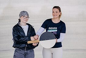Gemeinsam mit der jungen Krebspatientin Leni Hock (l.) gab Ministerin Judith Gerlach den offiziellen Startschuss für den Aktionstag. Foto: UKW / Benedikt Knüttel